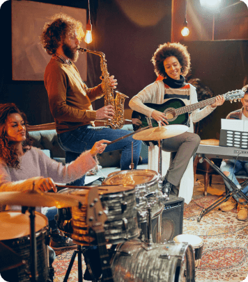 Estudiante tocando instrumentos de música