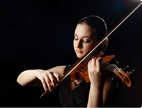 Persona tocando el violín