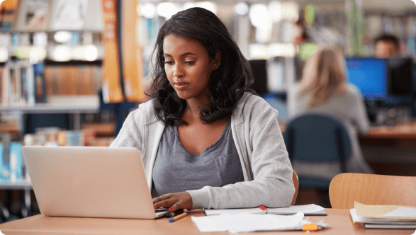 Estudiante en el computador