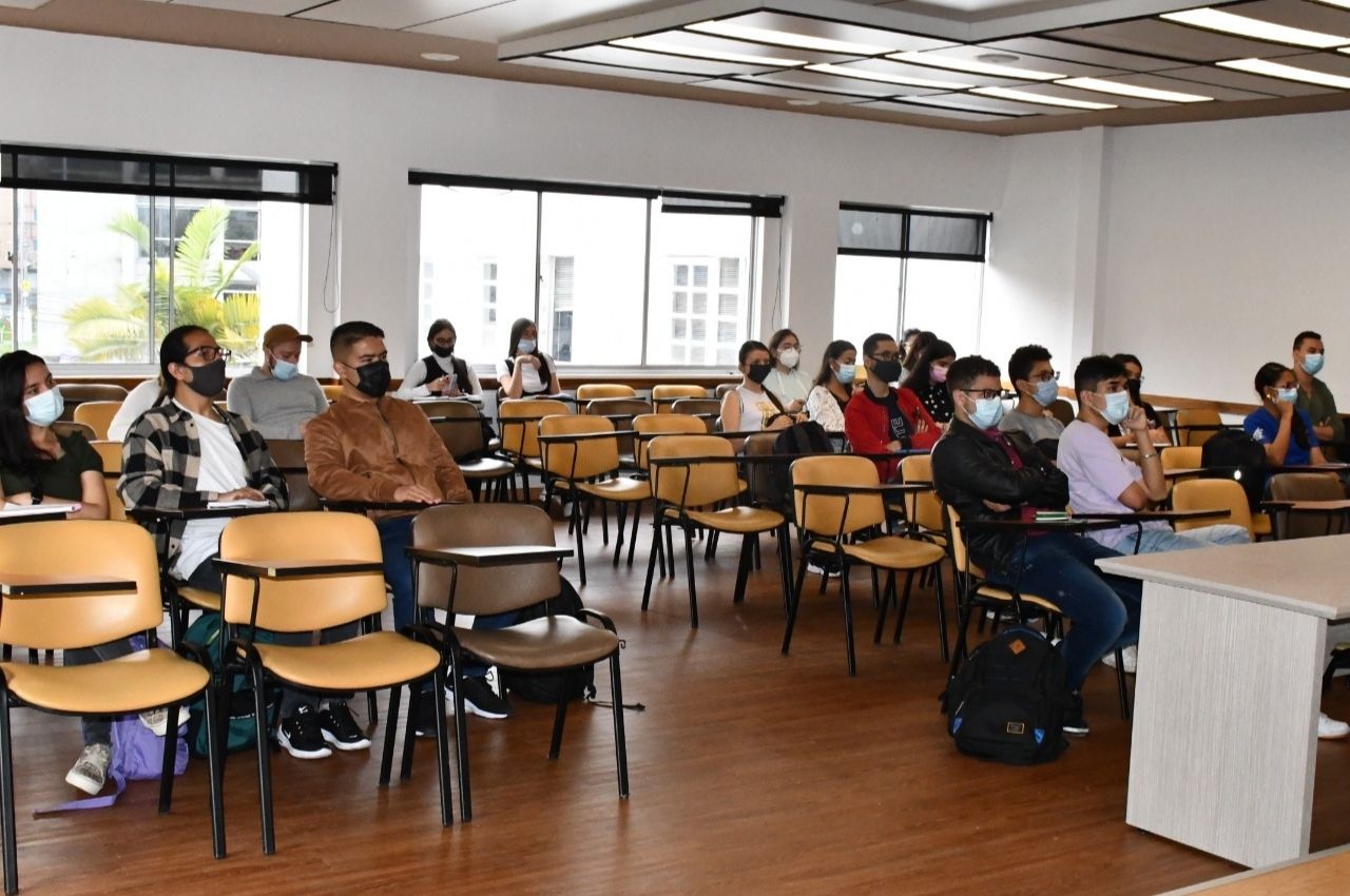 Convocatoria Delfín 2022 Personas en un salón escuchando las convocatorias Delfín