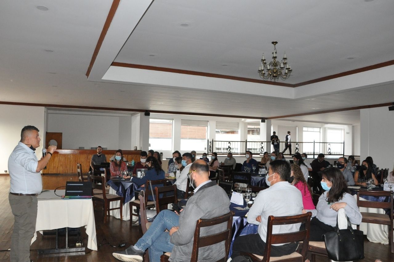 Cierre del programa Pactos por la Innovación Personas en un salón escuchando una conferencia de pactos por la innovación