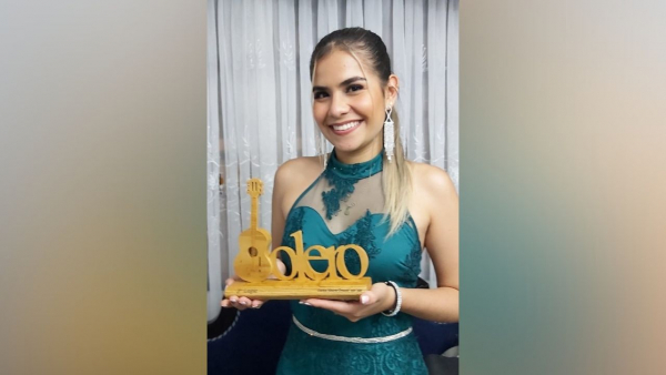 Laura Peñaloza López quedó en el tercer lugar en la edición 16 del Concurso nacional de intérpretes del Bolero, que se realizó en Caicedonia uam Laura Peñaloza López quedó en el tercer lugar en la edición 16 del Concurso nacional de intérpretes del Bolero, que se realizó en Caicedonia uam