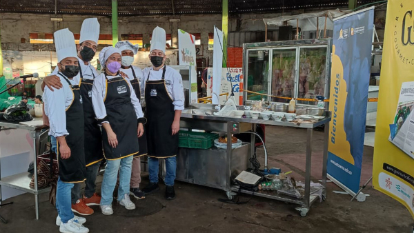 Estudiantes de Artes Culinarias y Gastronomía en la Plaza de Mercado-