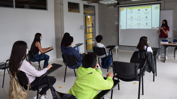 Estudiantes- clase de inglés- Estudiantes- clase de inglés-