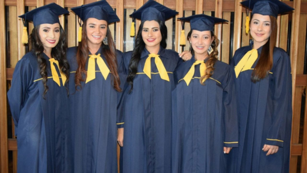 5 mujeres graduadas de la UAM