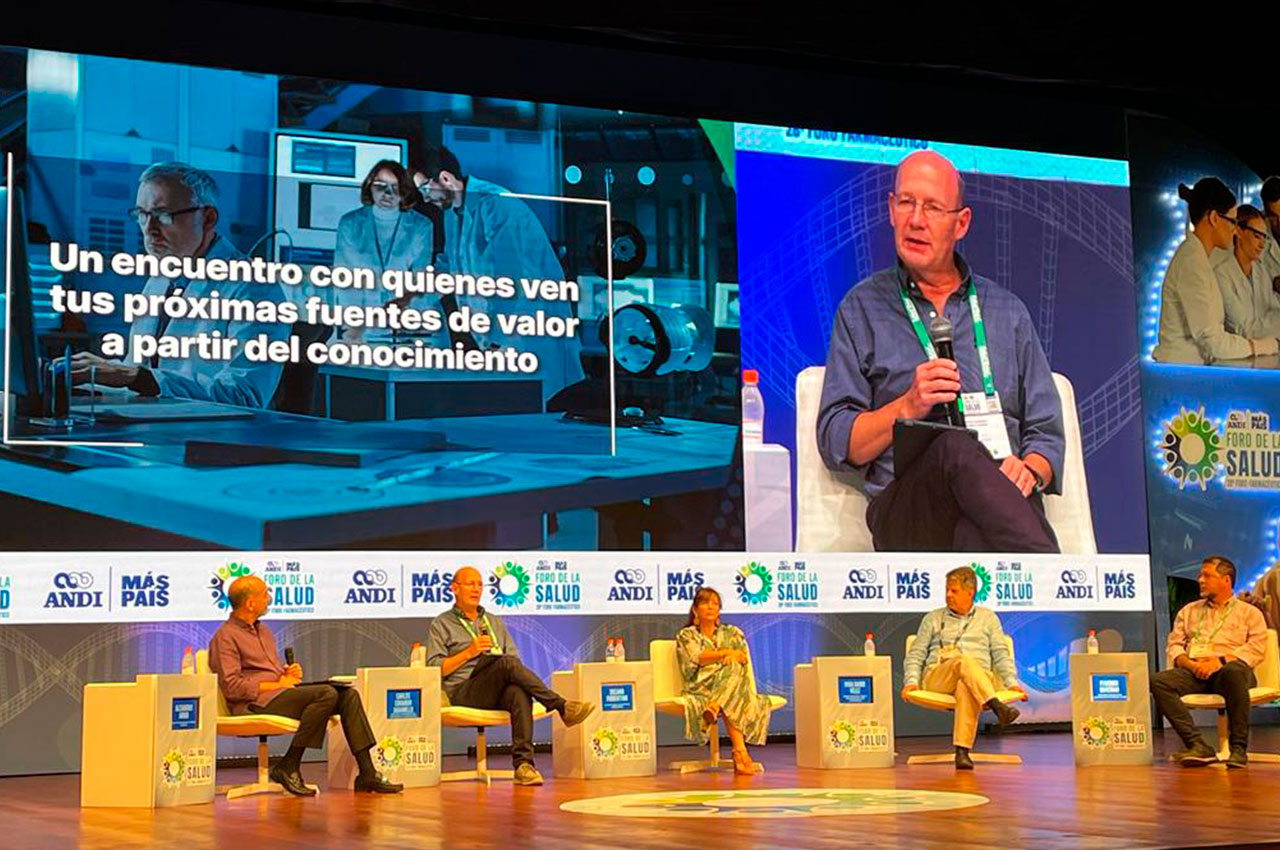 Rector UAM hablando en el Foro Nacional de la Salud de la ANDI