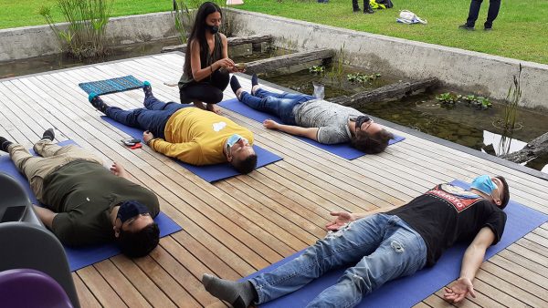 personas meditando en un ambiente tranquilo