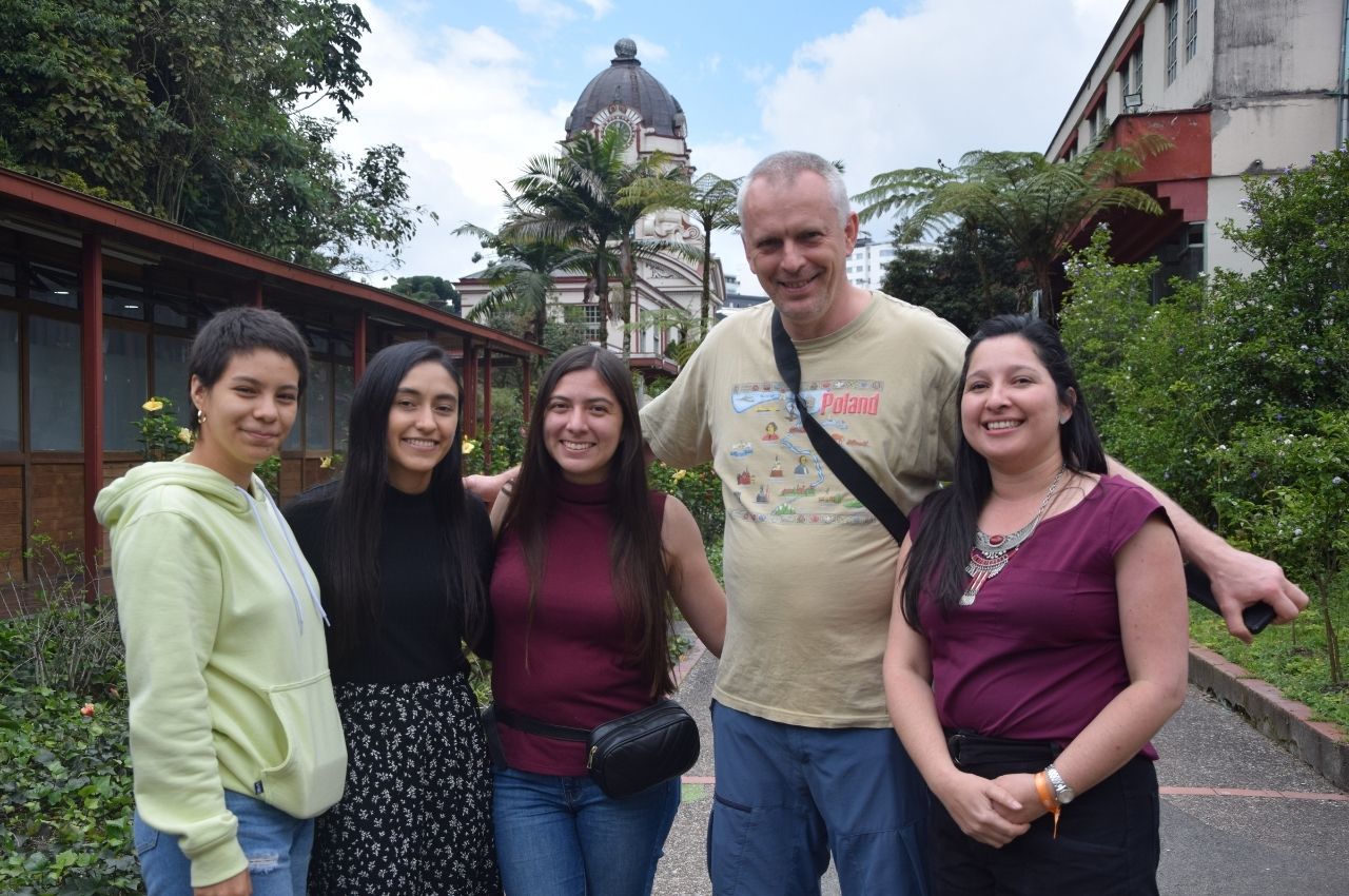 Participantes extranjeros y la docente Claudia Díaz