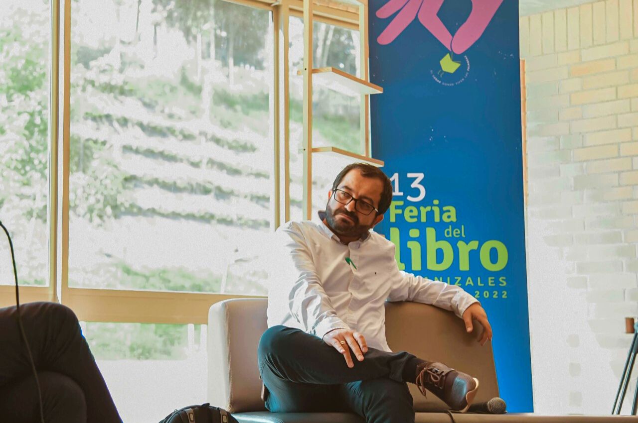 Estudiante de Maestría UAM presenta su libro "Cogito,ergo ¡Pum! " Foto por : Prensa Feria del Libro.