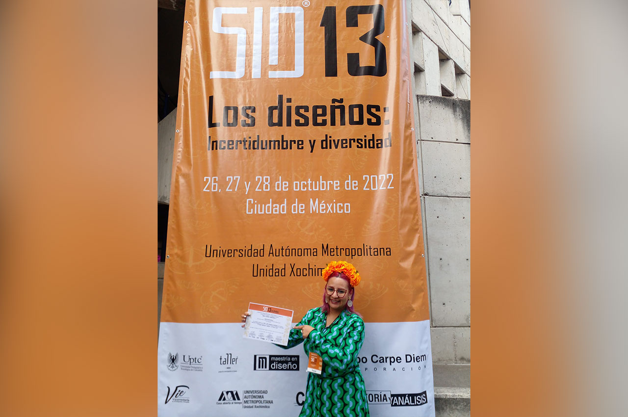 Docente UAM recibe reconocimiento por ponencia sobre moda colombiana en México Docente UAM recibe reconocimiento por ponencia sobre moda colombiana en México
