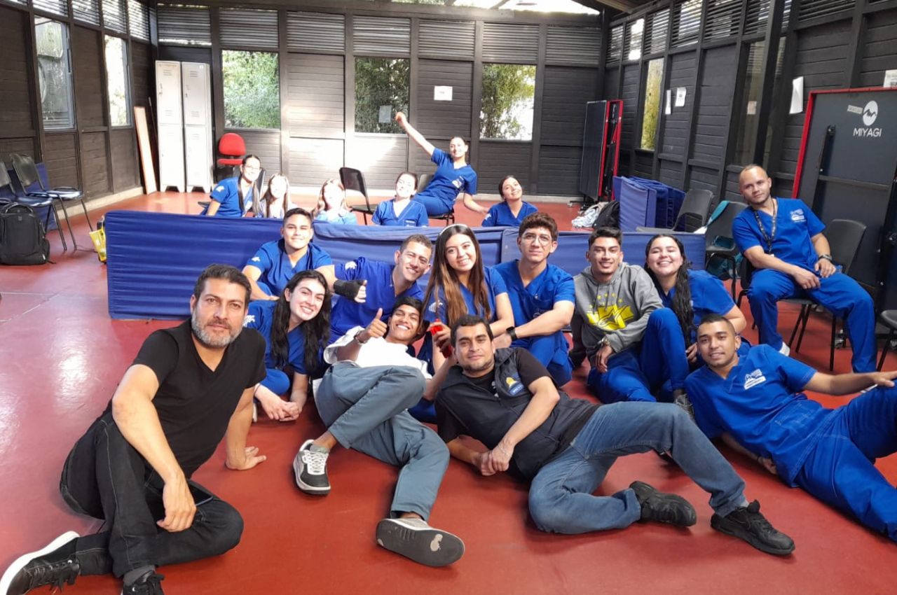 Estudiantes de Fisioterapia con la Unidad de Arte y Cultura