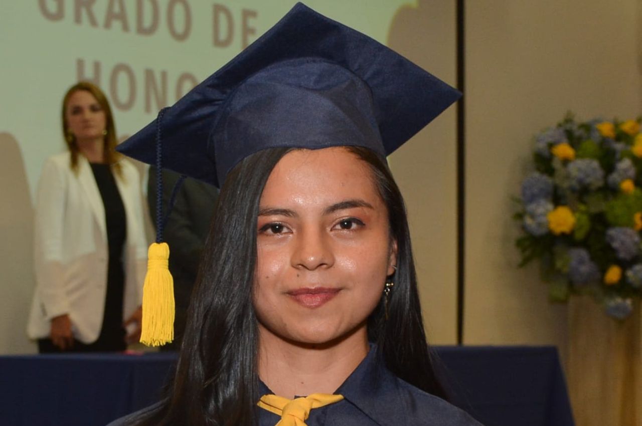 Graduada UAM exaltada por buen desempeño en las pruebas Saber Pro Graduada UAM exaltada por buen desempeño en las pruebas Saber Pro