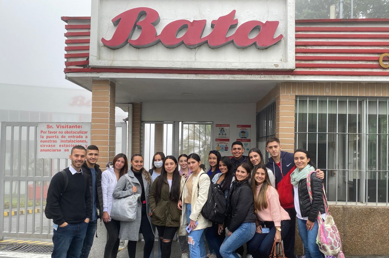 Estudiantes se familiarizan con el mundo empresarial Estudiantes se familiarizan con el mundo empresarial