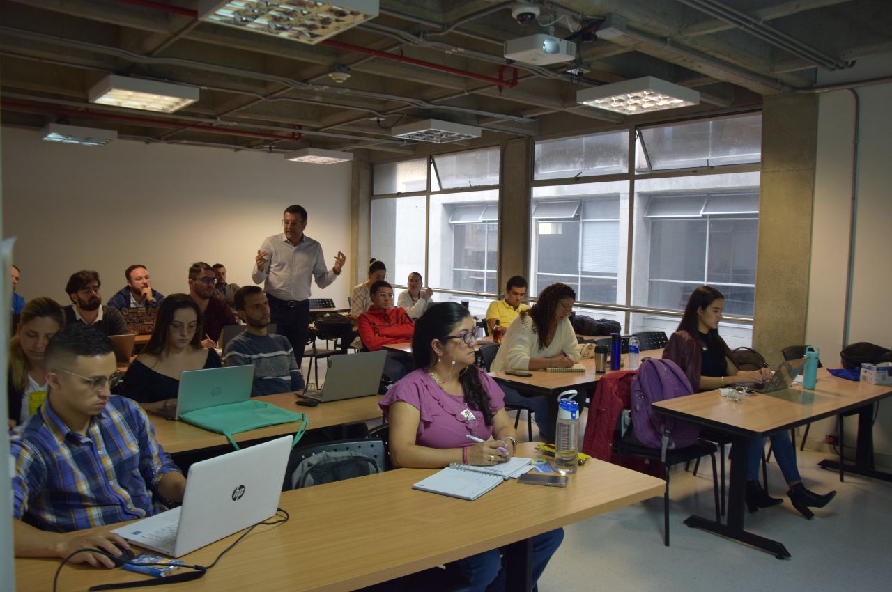 Clústeres, temática en la Especialización en Gerencia Empresarial Clústeres, temática en la Especialización en Gerencia Empresarial