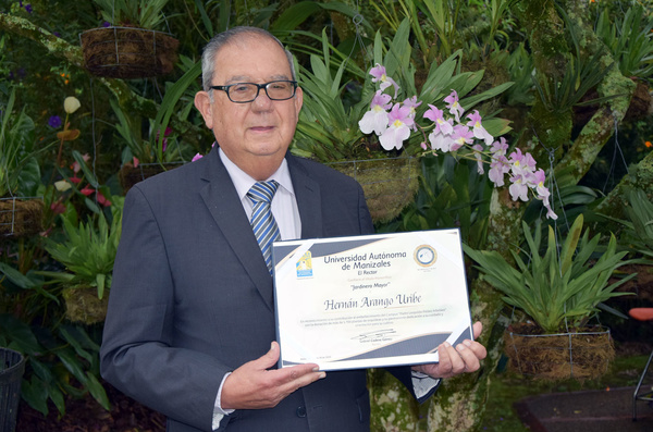 Don Hernán Arango recibe el título de jardinero mayor de la UAM Don Hernán Arango recibe el título de jardinero mayor de la UAM