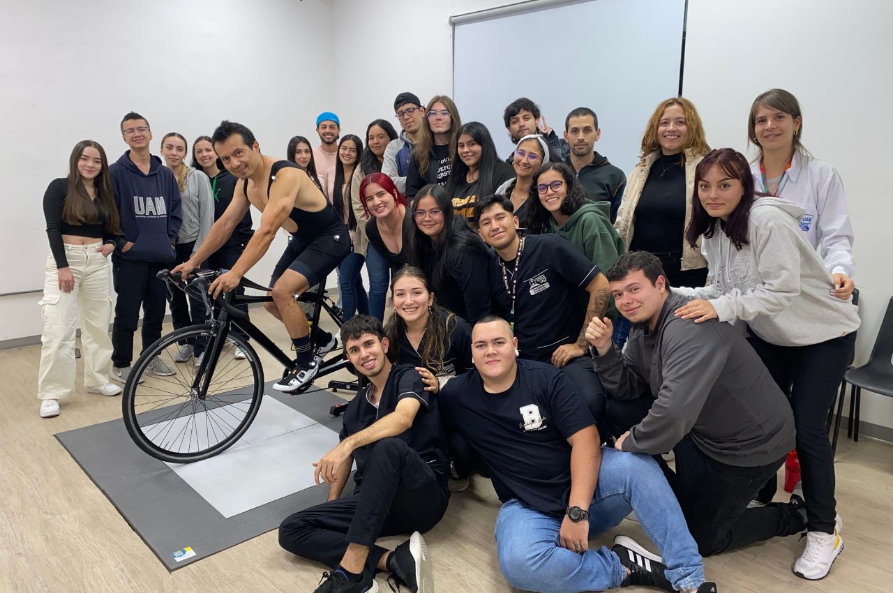 Estudiantes de Ingeniería Biomédica investigan sobre el deporte de alto rendimiento. Estudiantes de Ingeniería Biomédica investigan sobre el deporte de alto rendimiento.