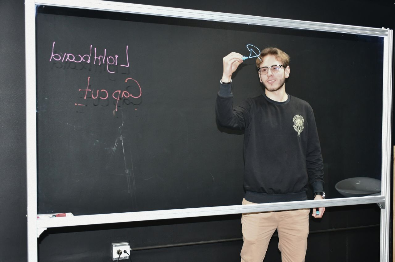 Lightboard: una nueva tecnología para educar Lightboard: una nueva tecnología para educar