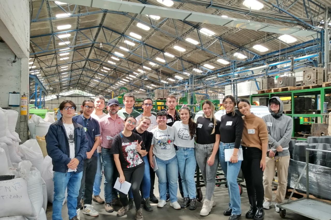 Estudiantes de Ingeniería Electrónica Estudiantes de Ingeniería Electrónica