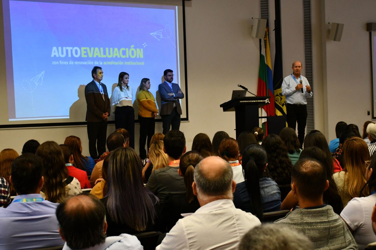 Proceso de Autoevaluación para renovar la Acreditación Institucional. Proceso de Autoevaluación para renovar la Acreditación Institucional.