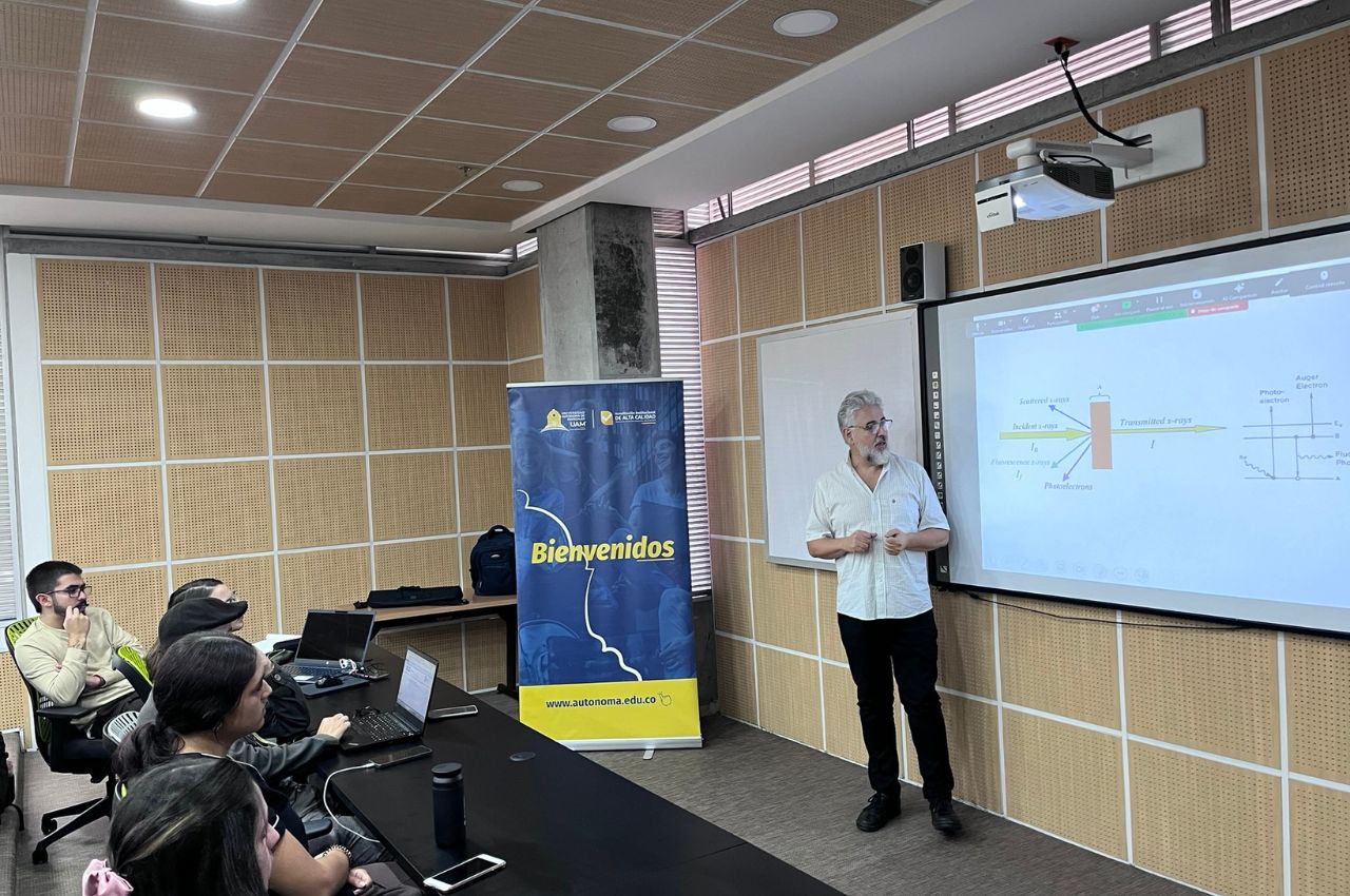 Profesor internacional experto en nanotecnología visitó la UAM.