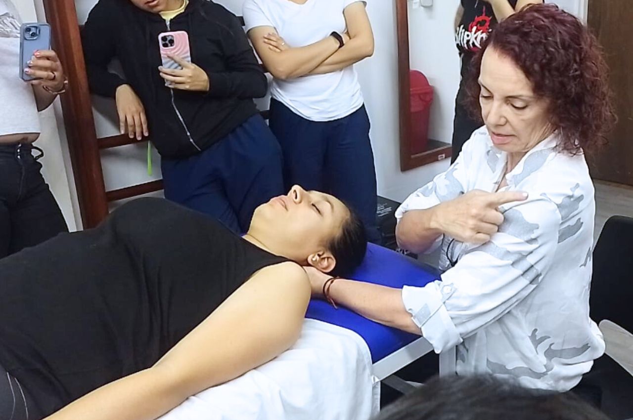 Docente internacional Editza Josefina Machado con estudiantes de la Especialización Fisioterapia, Ortopedia y Traumatología. Docente internacional Editza Josefina Machado con estudiantes de la Especialización Fisioterapia, Ortopedia y Traumatología.