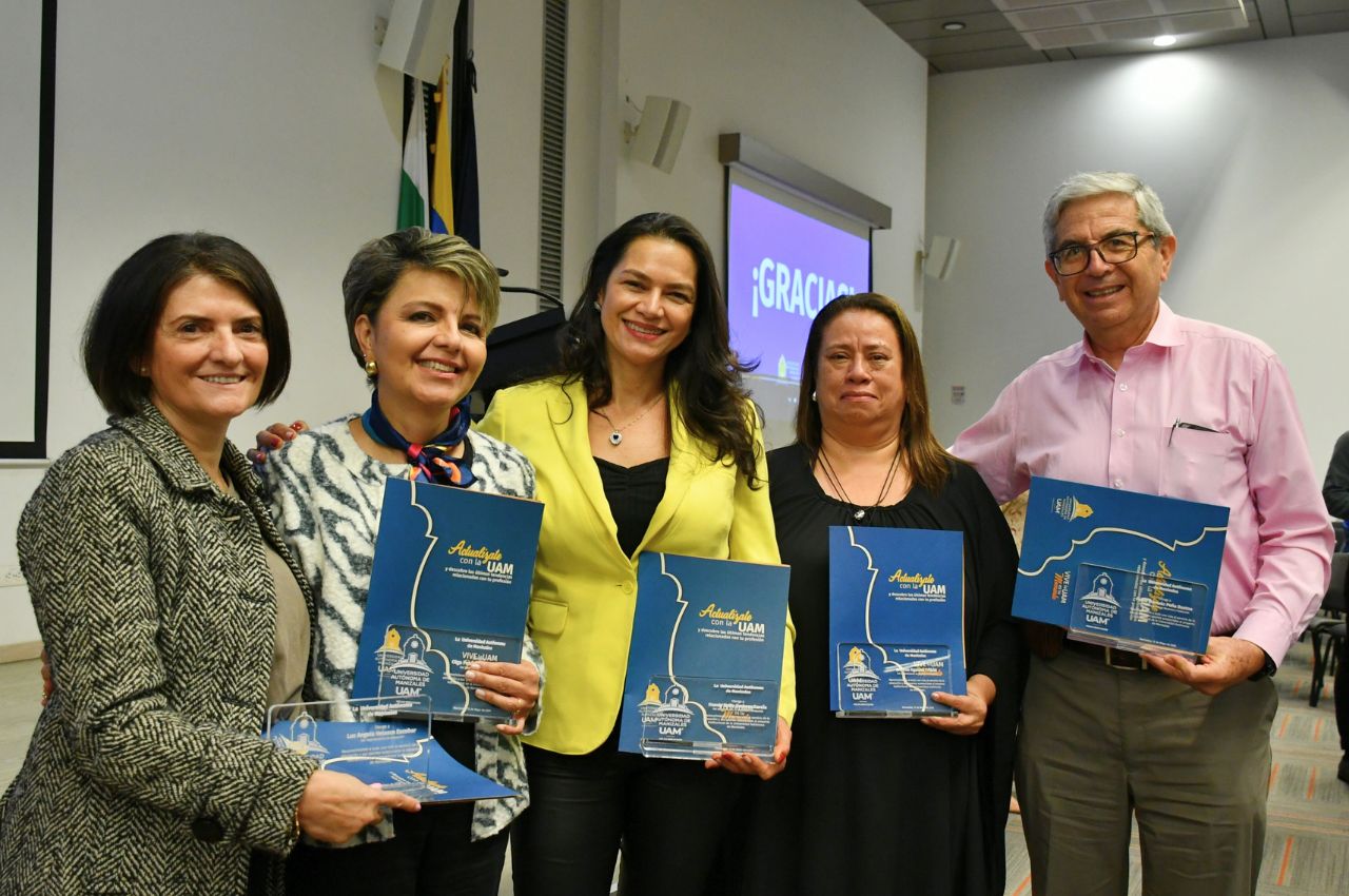 La UAM reconoce a cinco docentes por su servicio a la educación La UAM reconoce a cinco docentes por su servicio a la educación