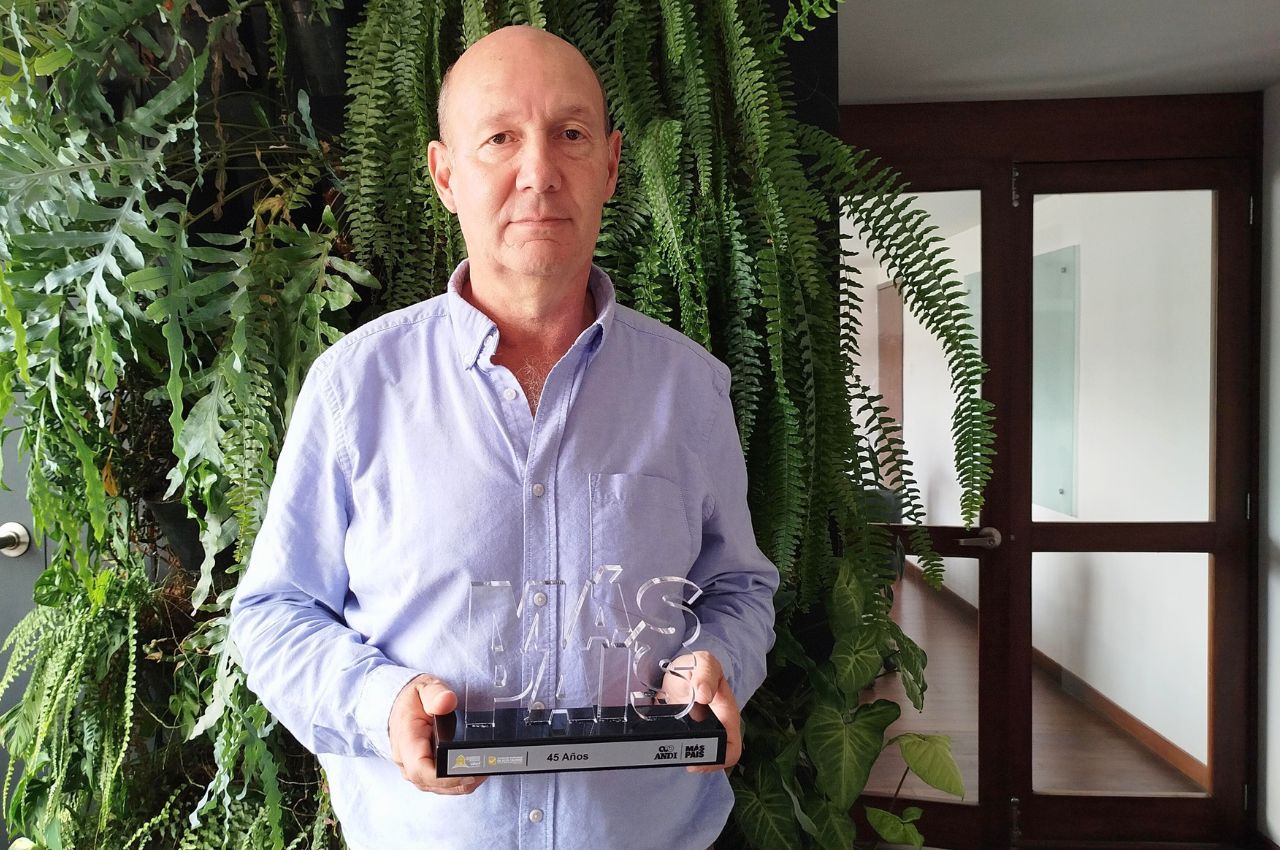 La ANDI reconoce los 45 años de trayectoria de la UAM Carlos Eduardo Jaramillo con la placa otorgada por ANDI