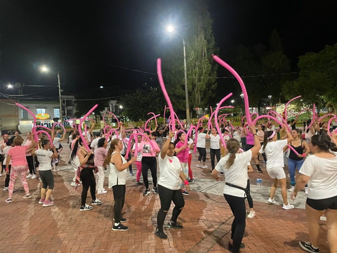 Celebración día internacional de la Lucha contra el Cáncer de Mama Personas celebran Día Internacional de la Lucha contra el Cáncer de Mama