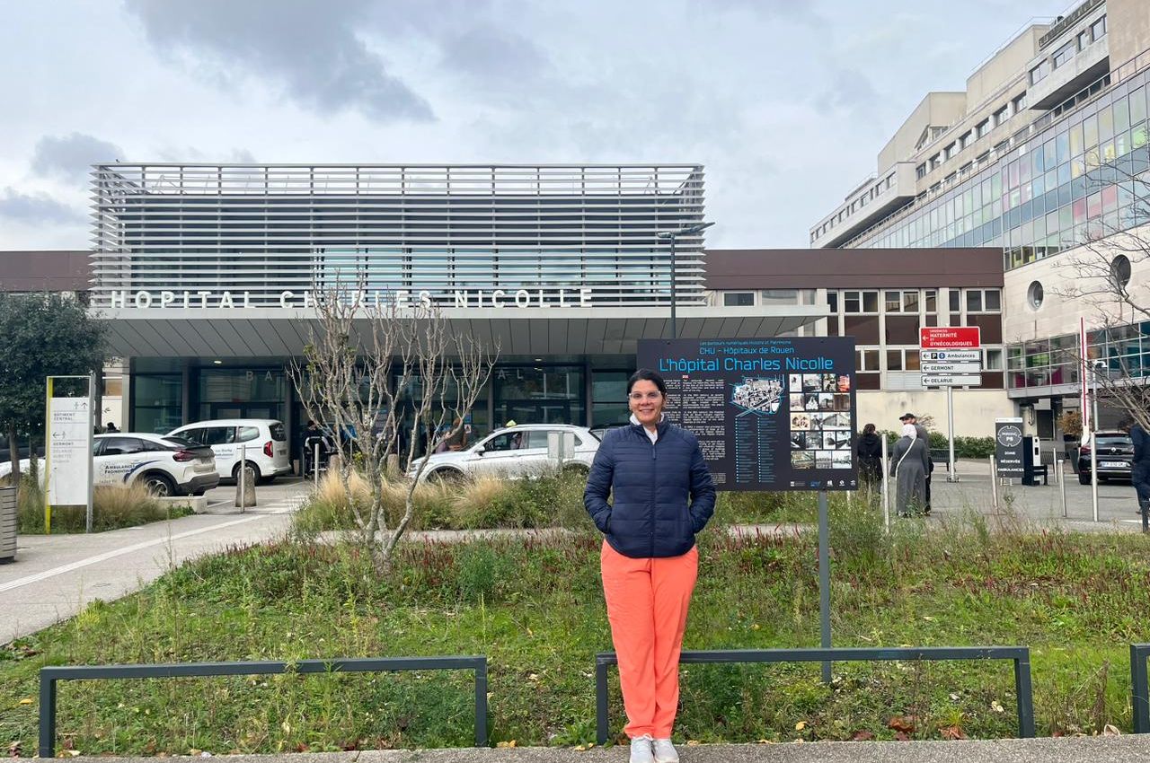 Docente UAM y su investigación sobre parasitología molecular en Francia Jessica Triviño Valencia, docente UAM, en el Hospital de Rouen en Francia.