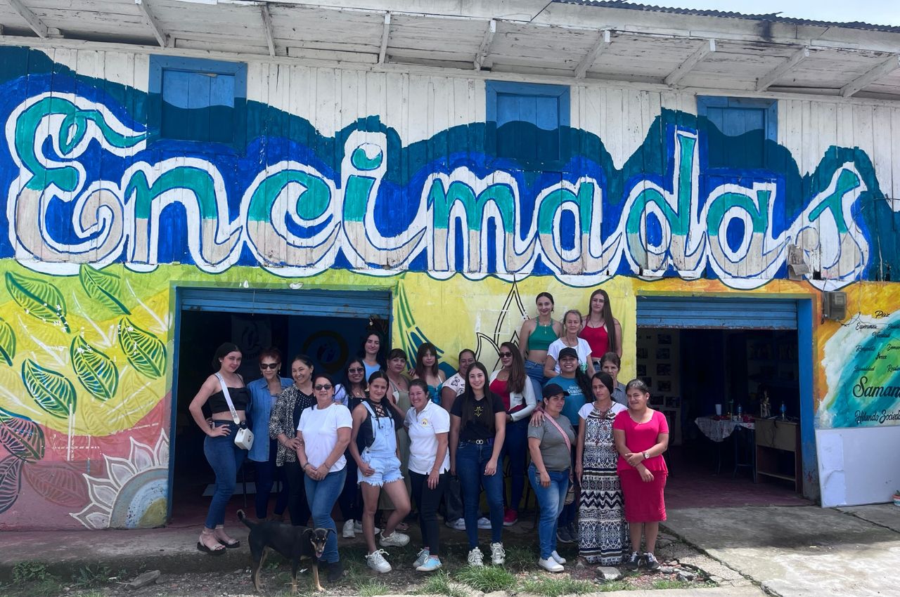 Proyecto de mujeres indígenas en Caldas Mujeres se toman una foto para el proyecto de Empoderamiento de mujeres indígenas
