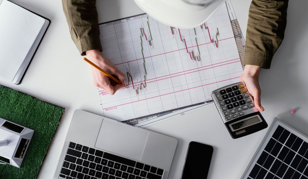 Perspectivas economía en Colombia 2025 Persona realizando un análisis económico