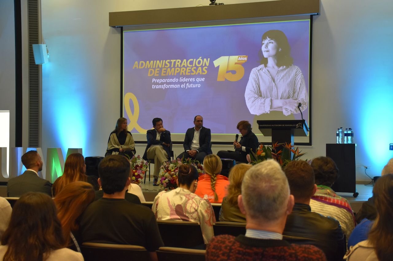 Administración de Empresas de la UAM: 15 años de liderazgo Asistentes al evento en auditorio Mario Calderón Rivera