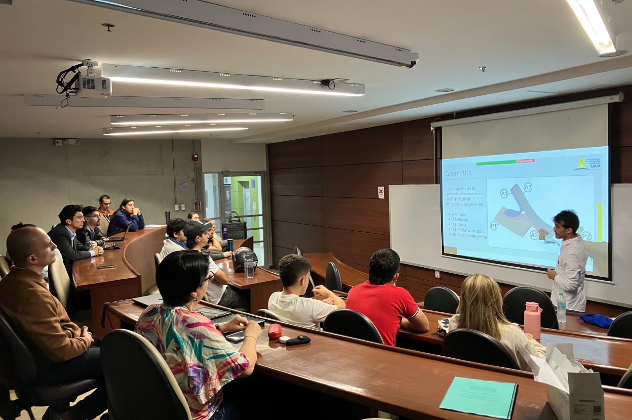Desarrollo de una prótesis de pie, investigación en la participó el estudiante UAM. Estudiante UAM expone su investigación sobre prótesis de pie