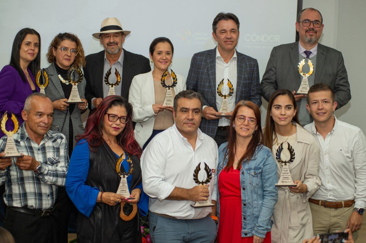 Graduados UAM en Premios Condor 2024 Personas sostienen premios Condor 2024