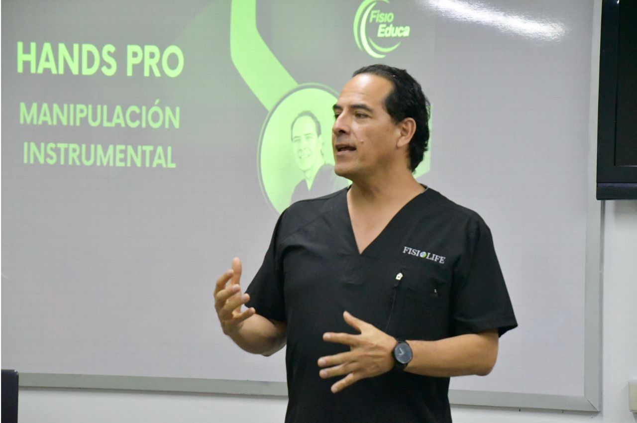 Herramientas innovadoras: Hands Pro, una solución de última generación Fisioterapeuta Alex Silva dictando la clase