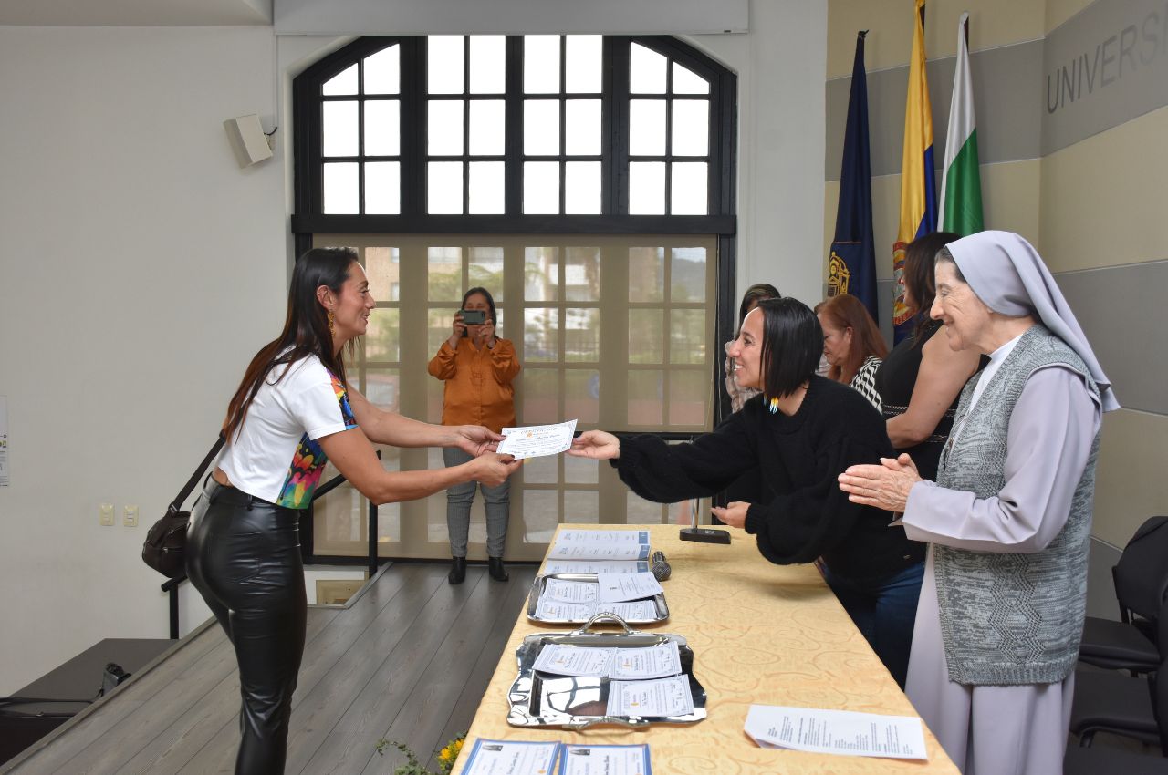 Mujeres emprendedoras programa P&c Mujer recibiendo condecoración