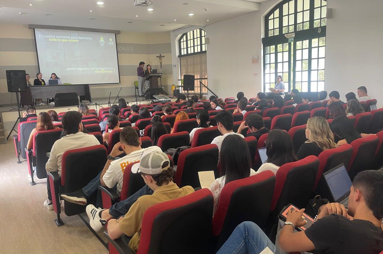 XVI Foro de Estudiantes del Departamento de Ciencias Humanas de la UAM Auditorio con estudiantes asistentes al evento