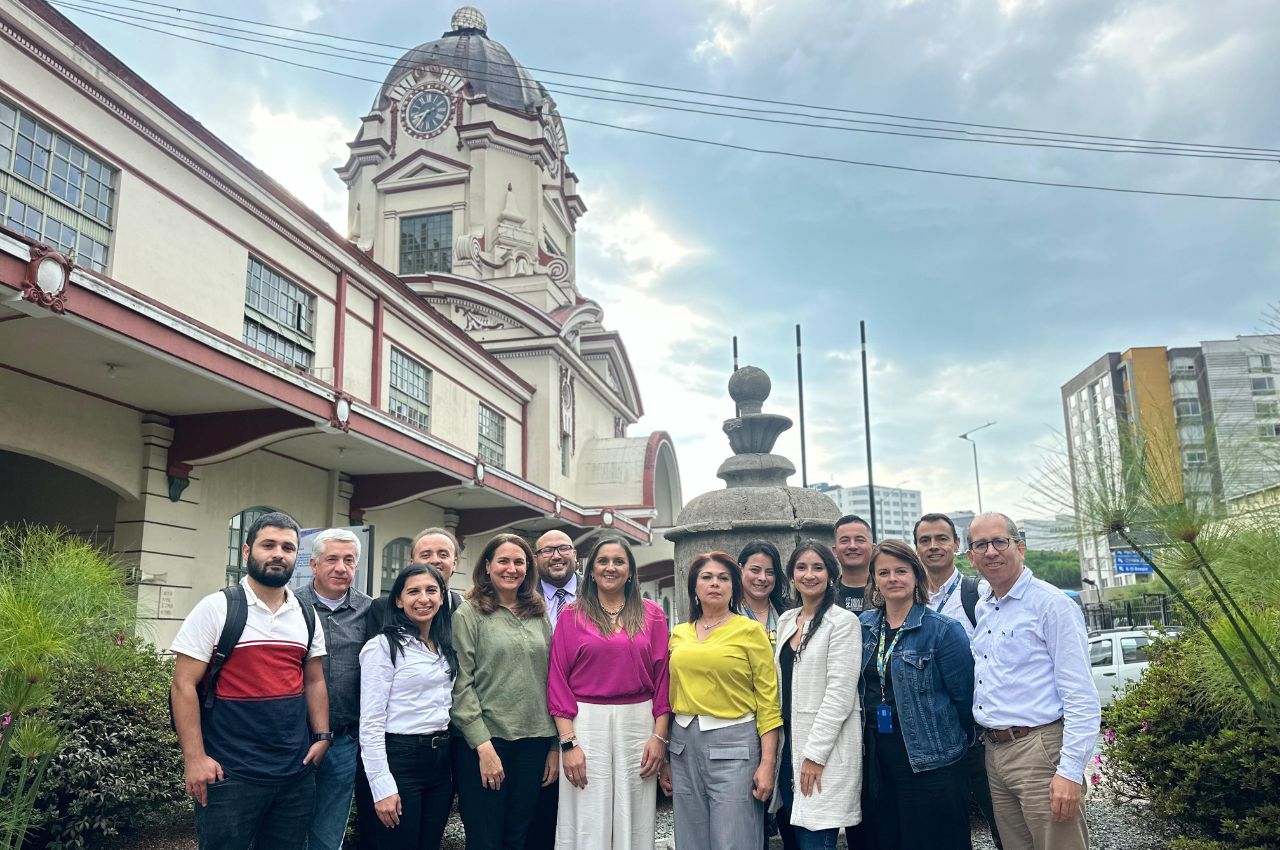 La UAM firma alianza con la empresa Aguas de Manizales. Representantes UAM y aguas de Manizales en el campus de la Universidad Autónoma de Manizales
