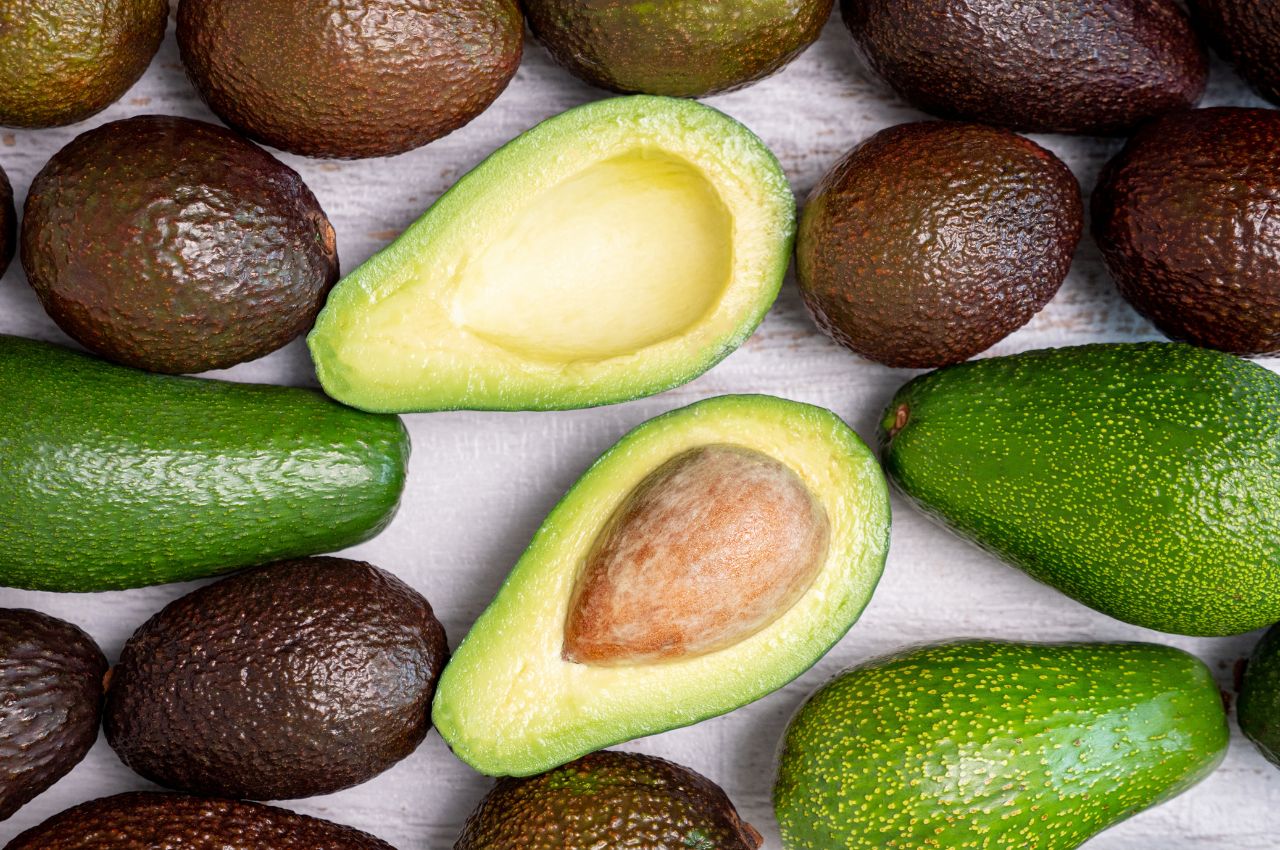 Alianza producción de aguacates Mesa llena de aguacates para alianza de producción Samaná