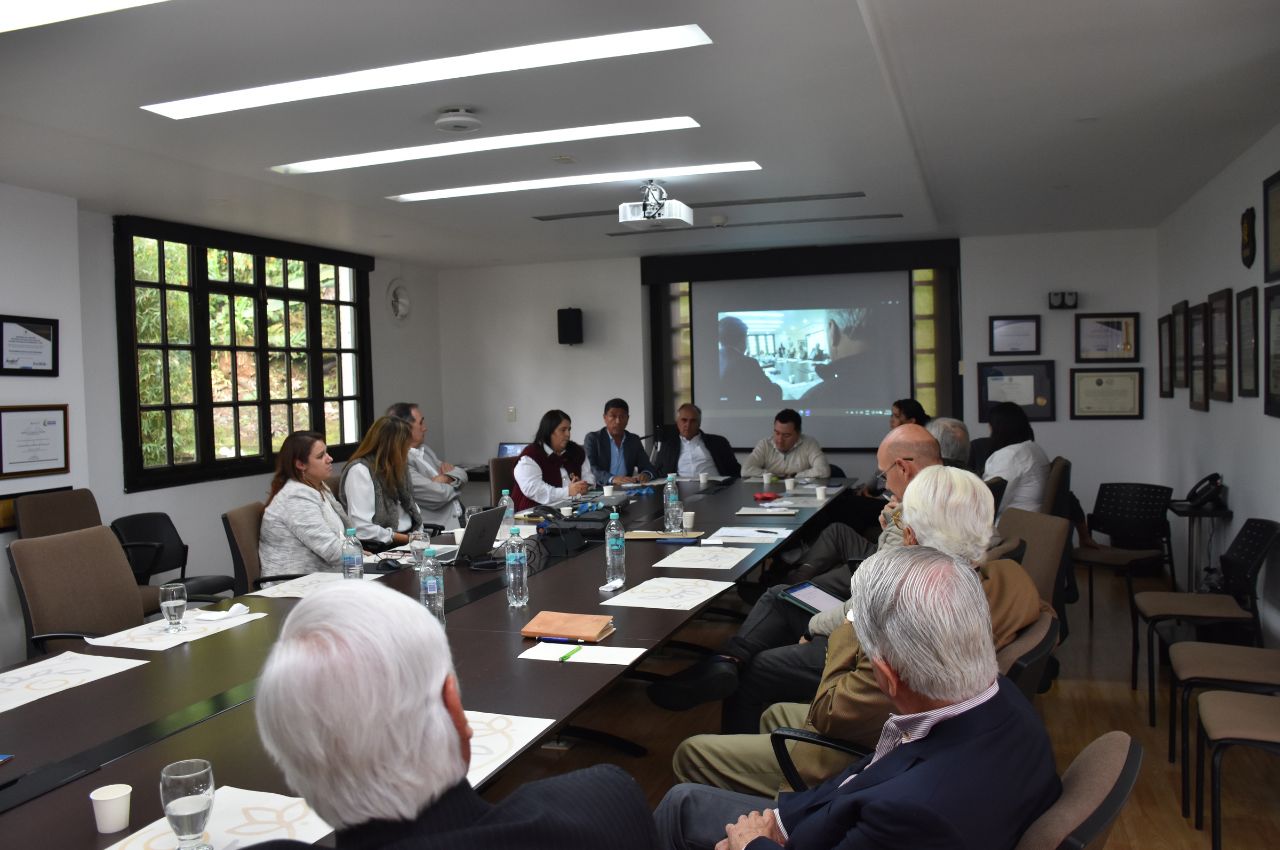 El Consejo Superior de la UAM se reunión en la Sala de Juntas del Edificio Central. Integrantes del consejo superior UAM se reúnen