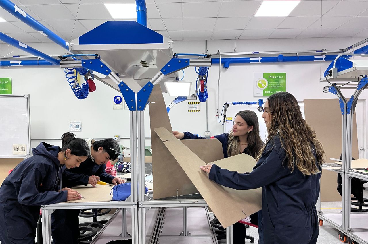 Estudiantes de Diseño Industrial de la UAM hacen sus prácticas en el Taller de Maderas. Estudiantes de diseño industrial de la UAM en el taller
