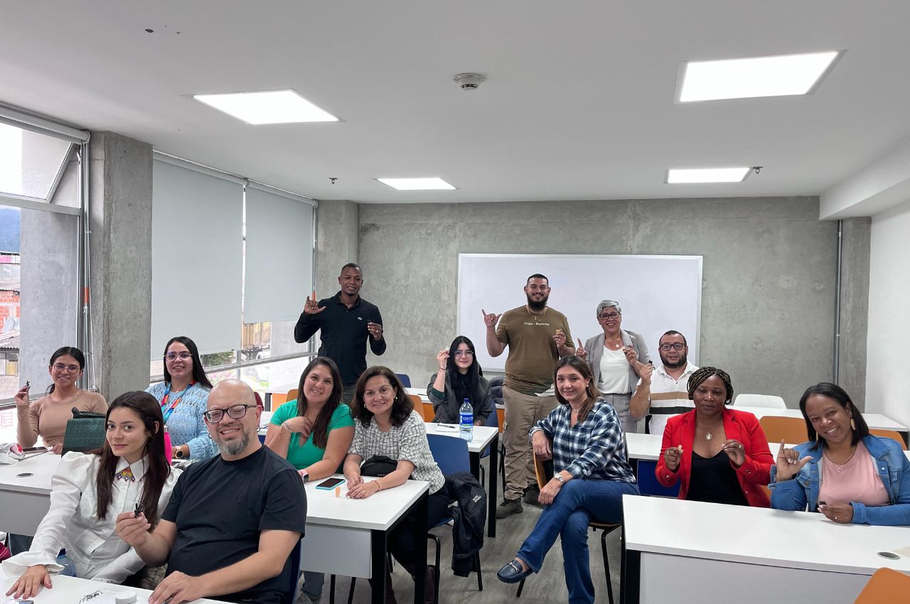 Estudiantes de la Maestría en Discapacidad aprenden sobre el lenguaje de señas Personas en un salón hablan sobre la maestría en discapacidad