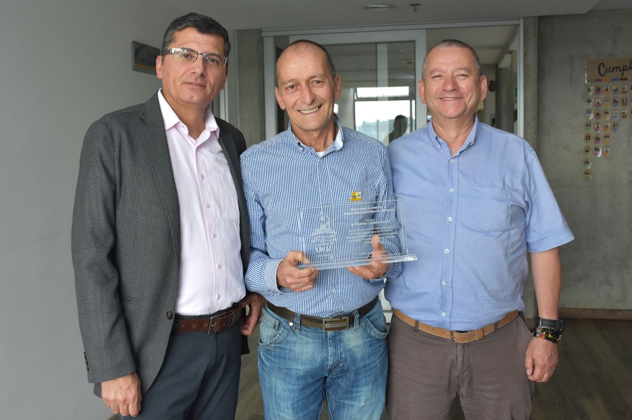 La UAM reconoce a Ricardo Castaño Osorio por su impacto en la salud de Manizales Ricardo Castaño recibe el reconocimiento de la UAM
