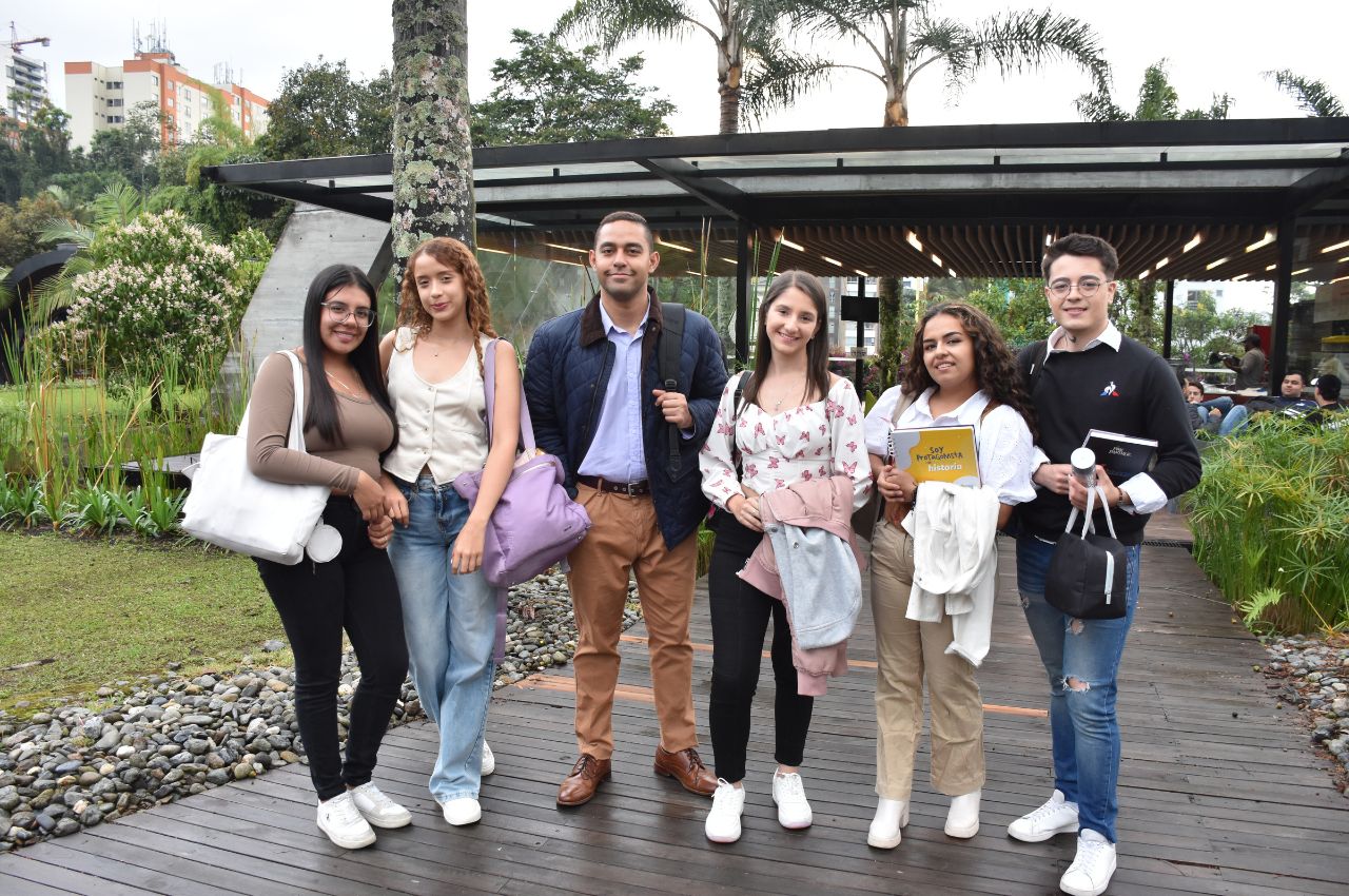 Estudiantes en el Parque de los Estudiantes de la UAM, la mejor universidad privada en pruebas saber pro