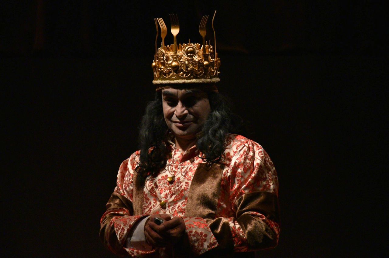Teatro que transforma: homenaje a Néstor Piedrahíta Persona con vestuario actuando en el Día Internacional del Teatro