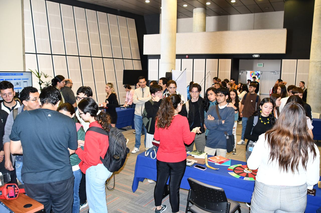 La UAM realizó con éxito la Feria Empresarial 2025. Estudiantes reunidos en la Feria Empresarial 2025, realizada en la UAM