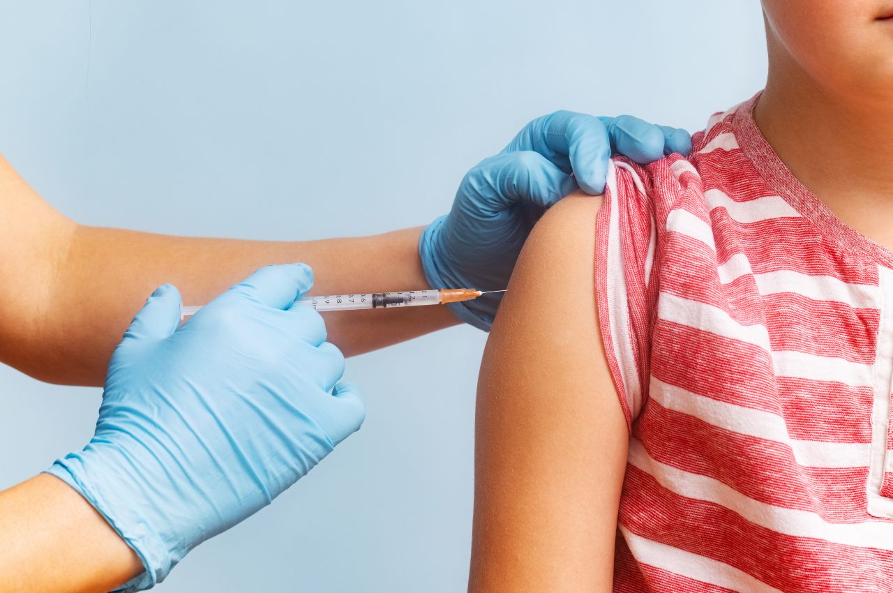 Fiebre amarilla: todo lo que debes saber persona vacunándose contra la fiebre amarilla