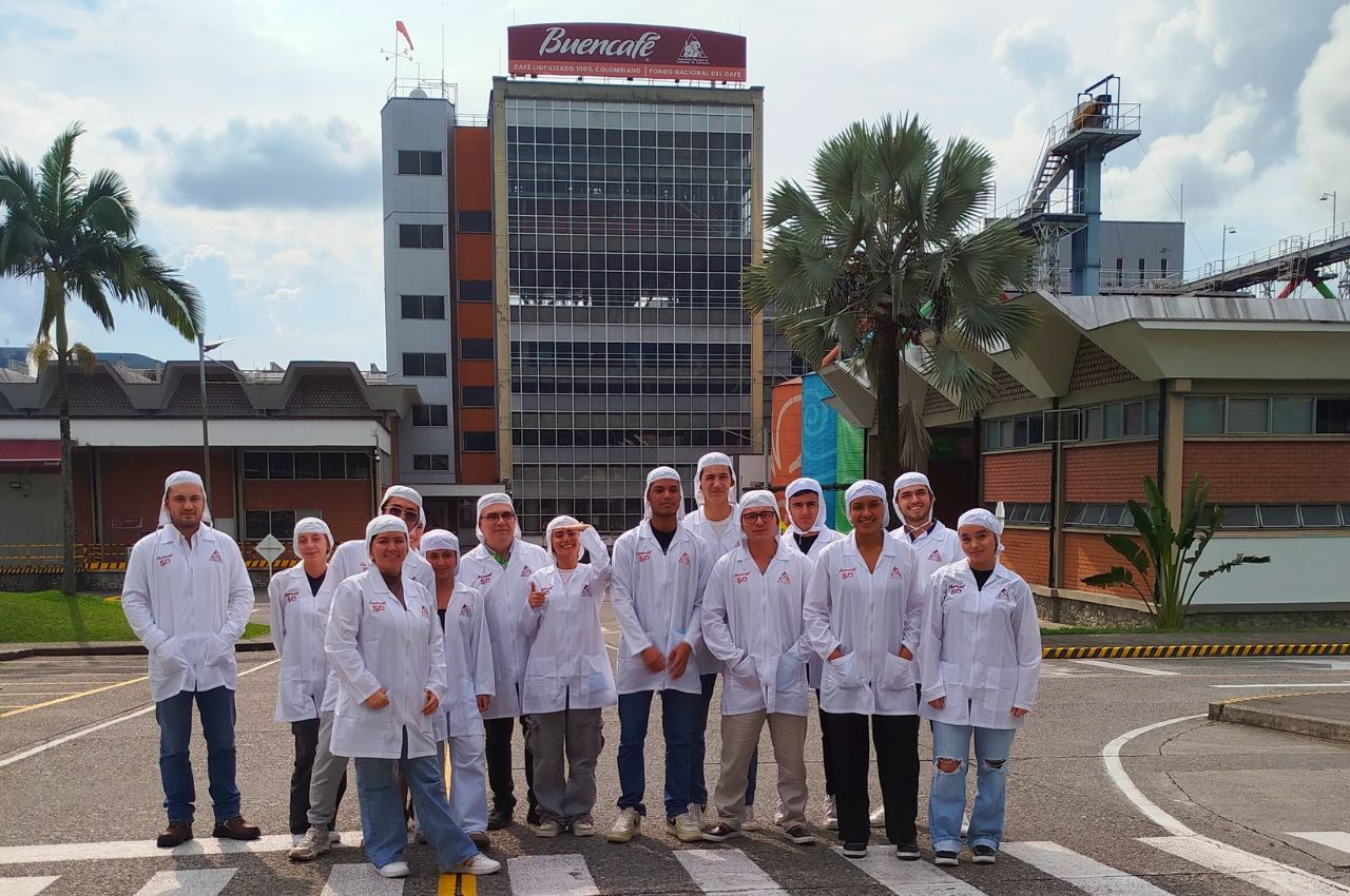 El programa de Administración de Empresas UAM realiza visitas empresariales Estudiantes en Buencafé Liofilizado de Colombia realizaron visitas empresariales