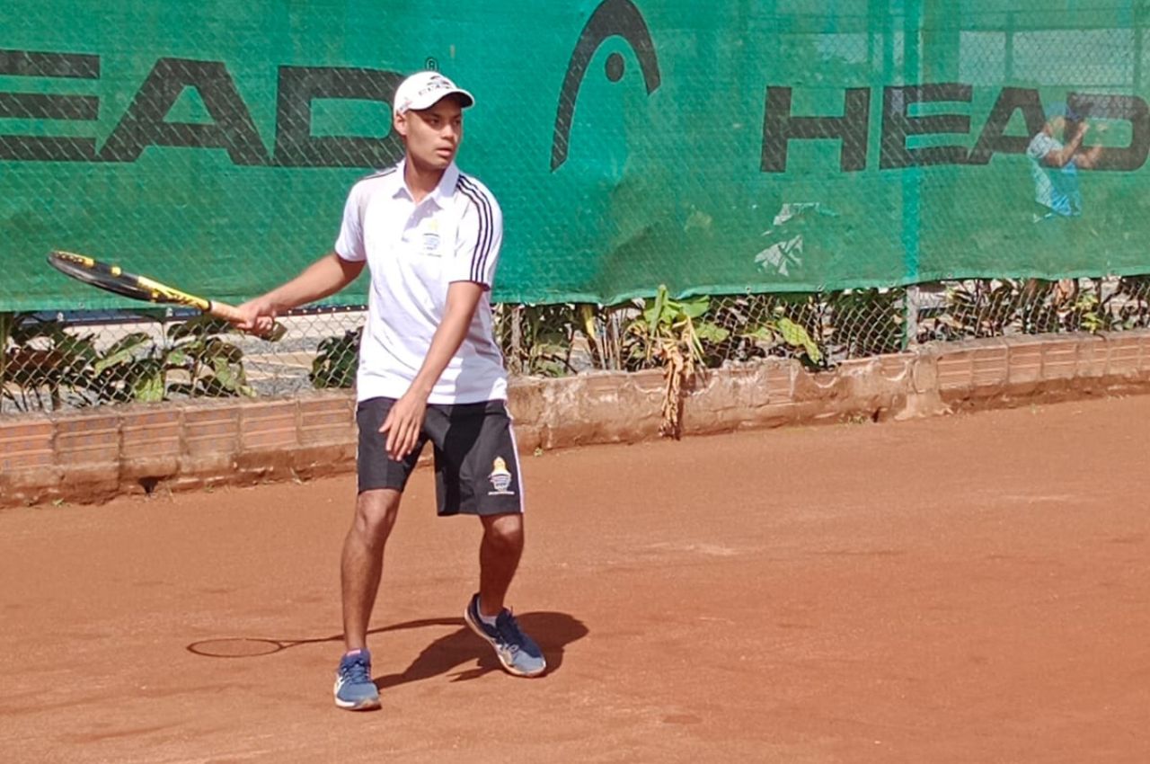 Estudiante de Administración de Empresas UAM destacado en tenis de campo Alberto Enrique Soto jugando tenis, estudiante UAM destacado en los zonales deportivos universitarios