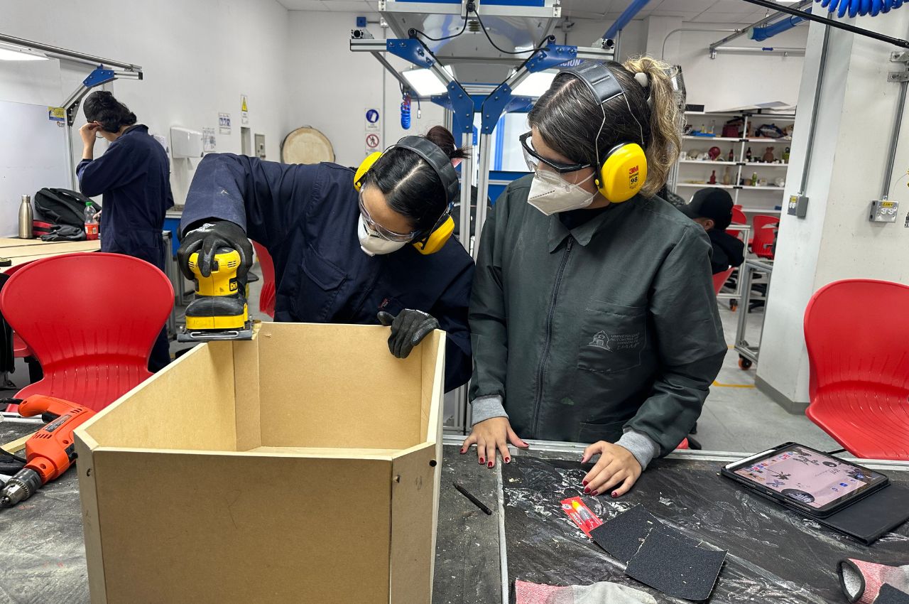 Diseño Industrial de la UAM recibió reacreditación de Alta Calidad Estudiantes de Diseño Industrial de la UAM en el Taller de Maderas